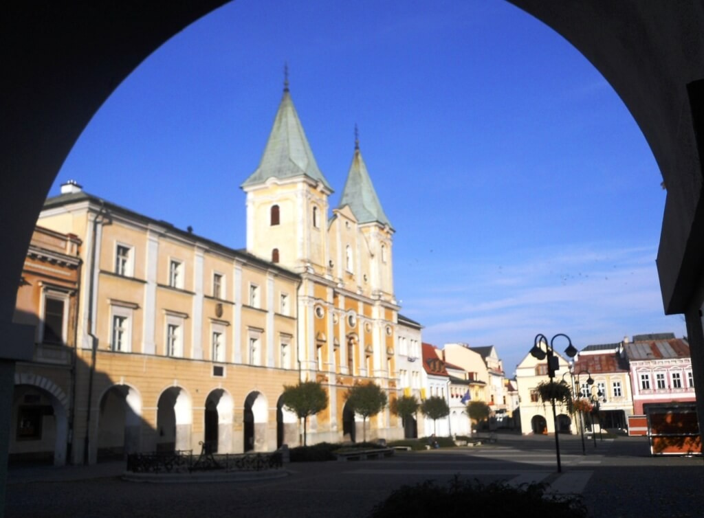 Náměstí v Žilině - pohled z podloubí