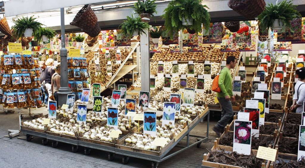 Jeden ze stánků na Bloemenmarkt